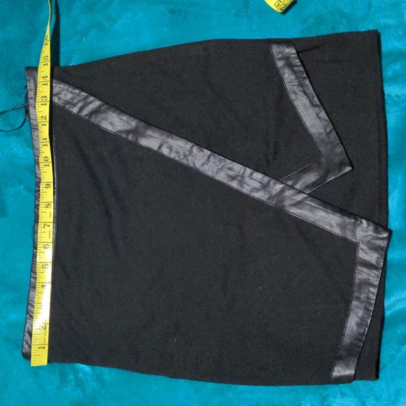 Black Mini skirt - Picture 3 of 5